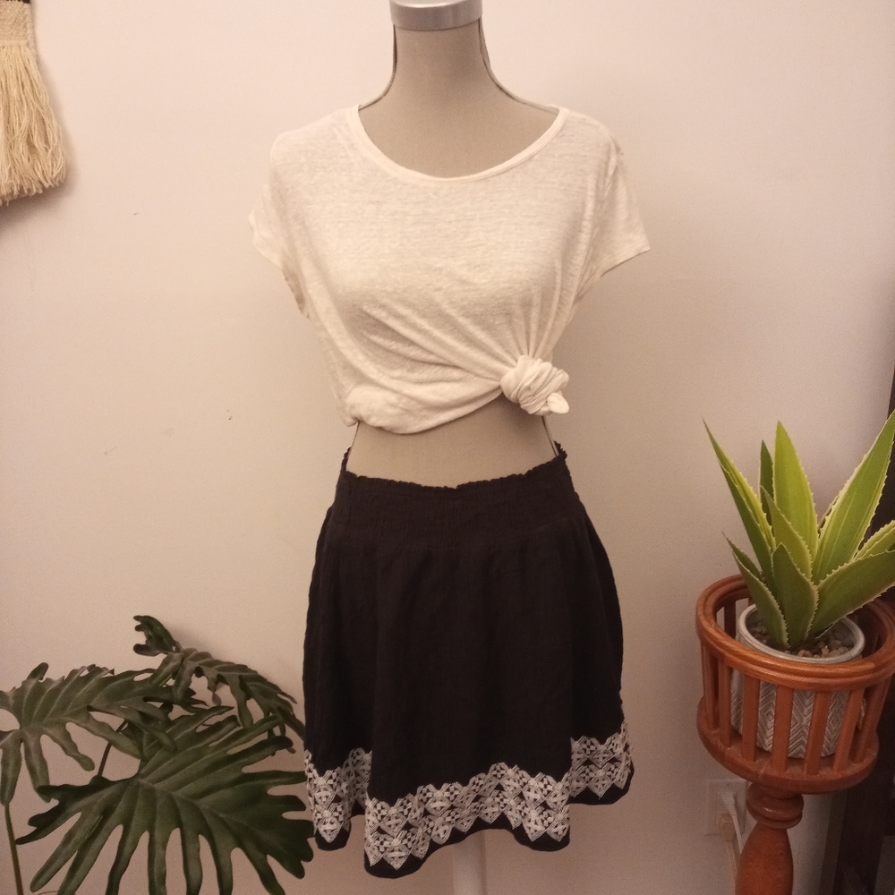 2/$20🥳 Old Navy embroidered skirt size Medium